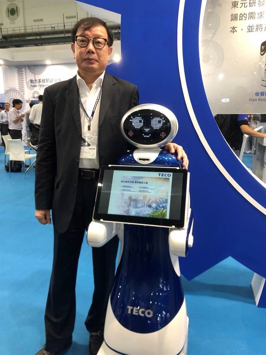 東元電機新開發(fā)導(dǎo)覽機器人今首度曝光，負責(zé)全桉的東元協(xié)理林勝泉。圖／沉美幸