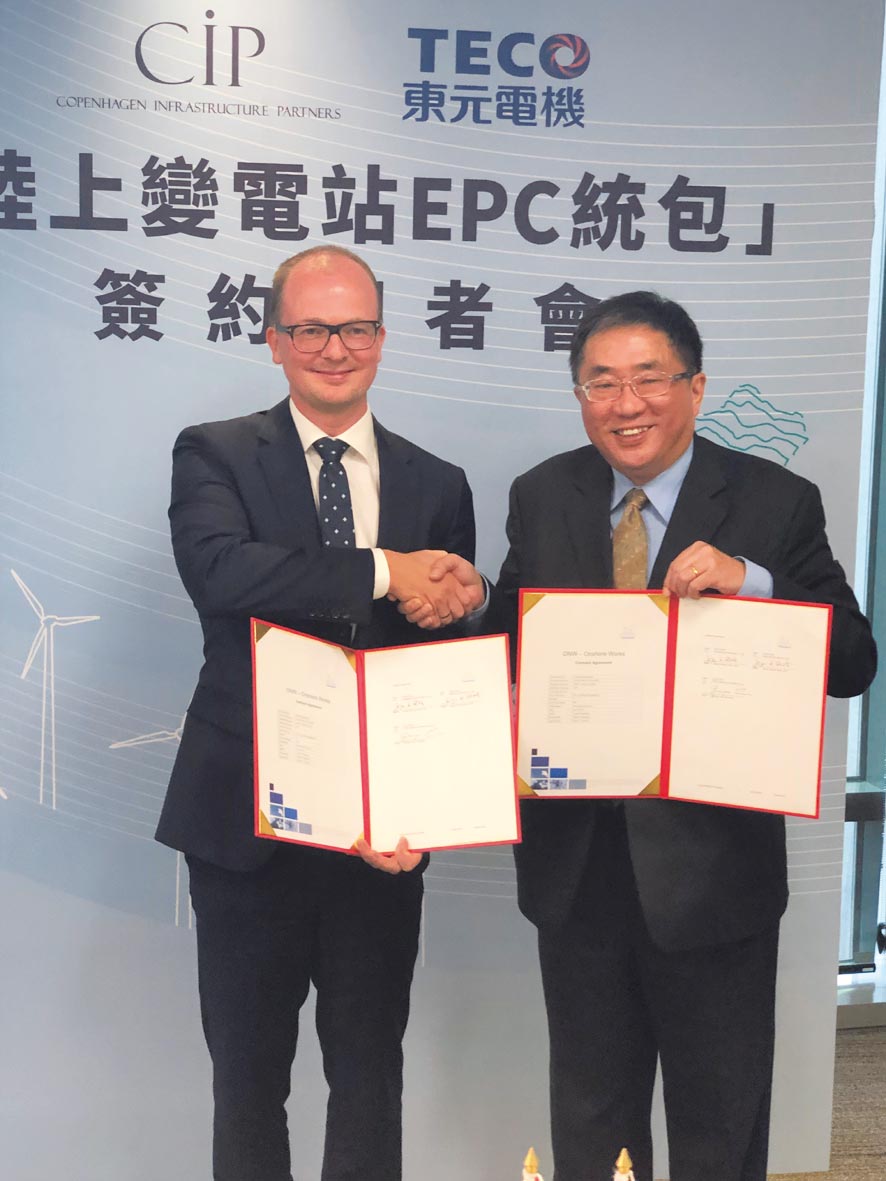 CIP臺(tái)灣區(qū)執(zhí)行長(zhǎng)侯奕愷（左）、東元代理總經(jīng)理連昭志昨（5）日共同簽署變電站建置統(tǒng)包合約。圖／沉美幸