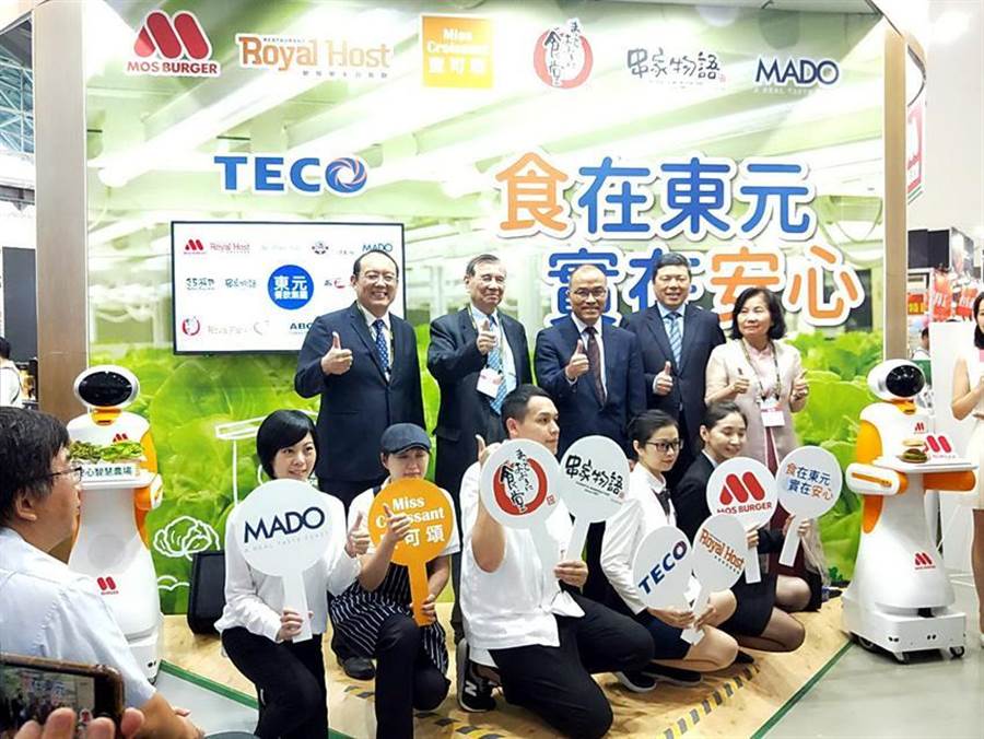為深耕南臺(tái)灣餐飲市場(chǎng)，東元餐飲集團(tuán)今年首度集合旗下摩斯?jié)h堡、樂雅樂、蜜可頌、食堂Maido Ookini，以及串家物語(yǔ)和MADO餐飲品牌，由會(huì)長(zhǎng)黃茂雄率隊(duì)參加「2019高雄食品展」。（圖／東元餐飲集團(tuán)）&#xD;&#xA;