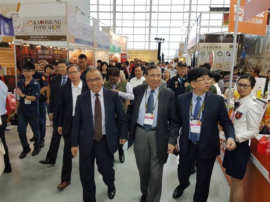 東元集團會長黃茂雄（前排左二），引導高雄代理市長葉匡時（前排左一）等人，參觀東元展出的食品攤位。（圖／顏瑞田攝）