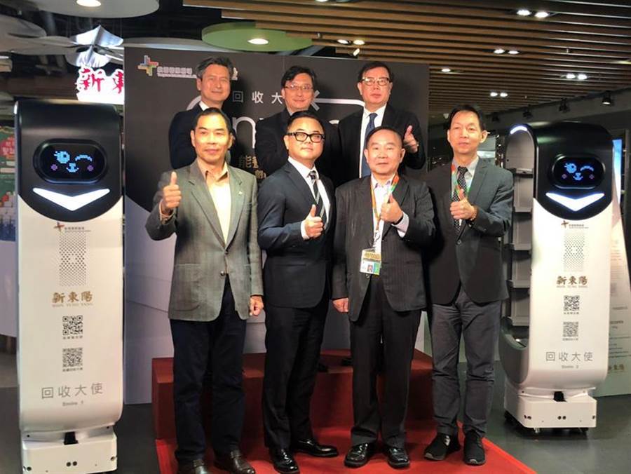 東元與新東陽合作開發(fā)國內(nèi)首臺(tái)客制化餐盤回收機(jī)器人15日正式上工，圖后排右二為東元自動(dòng)化暨智能系統(tǒng)事業(yè)部協(xié)理林勝泉、新東陽總經(jīng)理麥升陽(前排左二)、桃園國際機(jī)場董事長王明德(前排右二)、總經(jīng)理林祥生。（圖／沉美幸）
