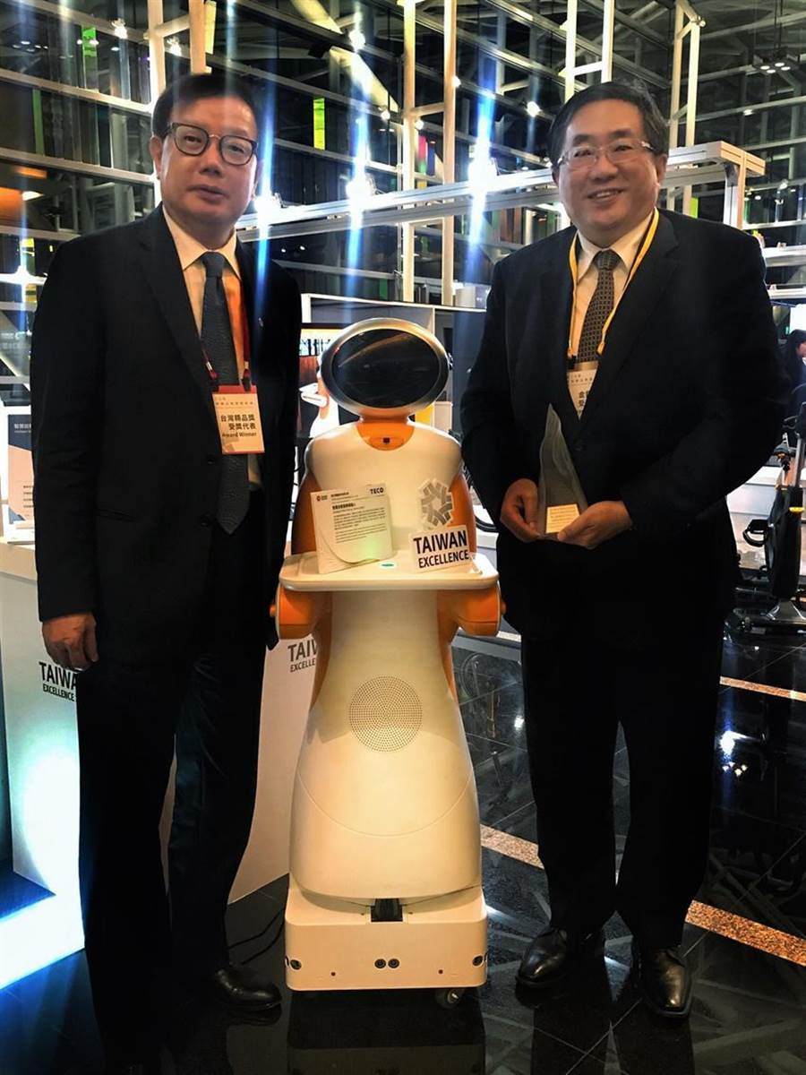 （東元電機(jī)自行開發(fā)送餐機(jī)器人27日獲頒臺灣精品獎銀質(zhì)獎，圖右為代理總經(jīng)理連昭志、左為負(fù)責(zé)開發(fā)的東元電機(jī)自動化暨智能系統(tǒng)事業(yè)部協(xié)理林勝泉。圖／業(yè)者提供）
