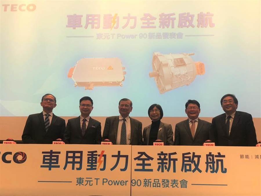 東元集團會長黃茂雄（左三）、東元董事長邱純枝（右三）、代理總經(jīng)理連昭志（右一）、與交通部次長黃玉霖（右二）與貿(mào)協(xié)董事長黃志芳（左二）、工研院所長胡竹生（左一），今日共同主持東元車用動力，全新啟航典禮。圖／沉美幸