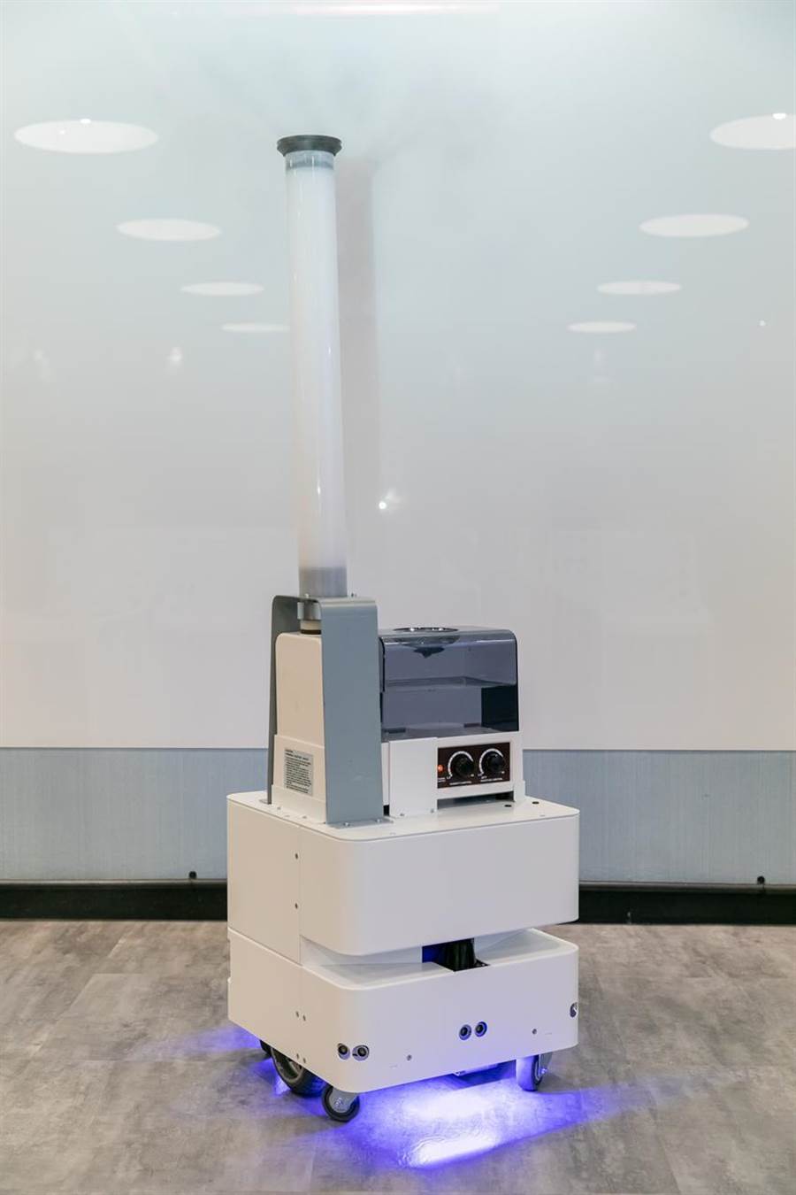 （東元3日發(fā)表智慧UVC消毒防疫機(jī)器人，以3D列印技術(shù)，制作雙向360度全面向噴頭，進(jìn)行大面積的噴霧消毒。圖／東元提供）
