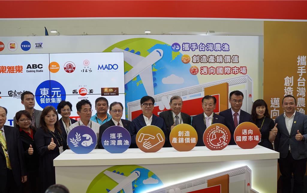 東元餐飲集團(tuán)率三大品牌摩斯?jié)h堡、樂雅樂餐廳、蜜可頌及東元電機(jī)連續(xù)五年參加高雄國際食品展。（東元提供）