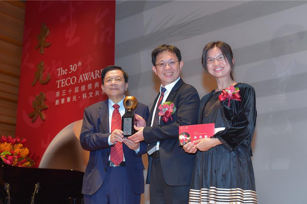 工研院副總暨資深技術(shù)專家吳志毅（中）獲頒第30屆東元獎(jiǎng)，工研院董事長(zhǎng)李世光（左）和吳志毅夫人（右）也一同祝賀。（工研院提供／羅浚濱新竹傳真）